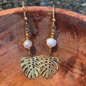 Monstera leaf & Pearl earrings